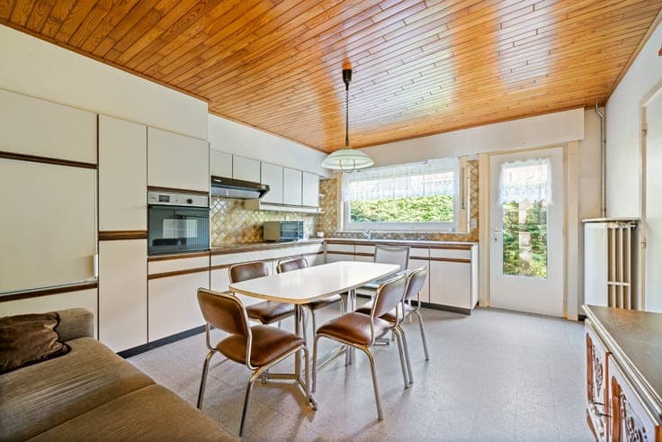 Single-family home with 3 bedrooms on a large south-facing