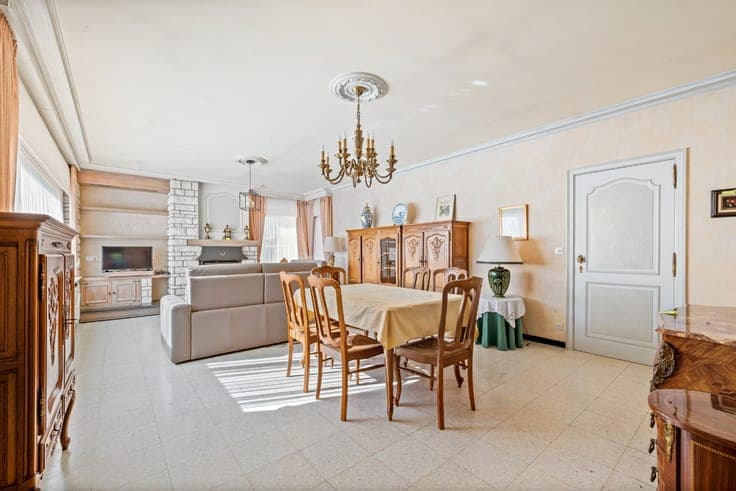 Single-family home with 3 bedrooms on a large south-facing