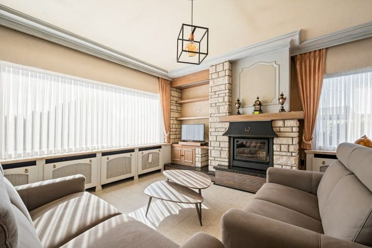 Single-family home with 3 bedrooms on a large south-facing