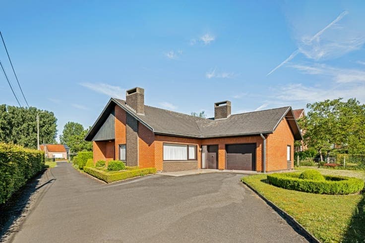 Single-family home with 3 bedrooms on a large south-facing