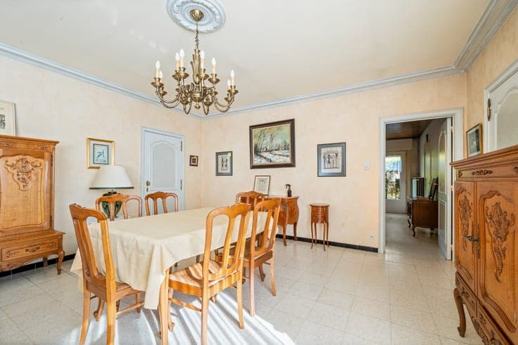 Single-family home with 3 bedrooms on a large south-facing