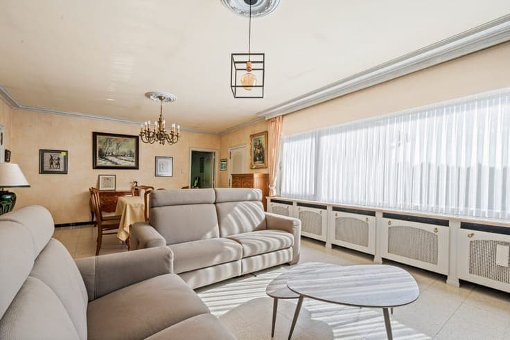 Single-family home with 3 bedrooms on a large south-facing