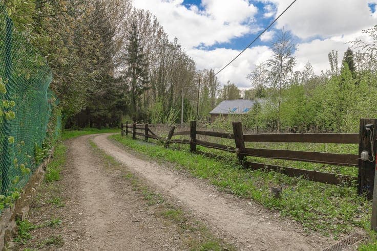 Double residence with private driveway on a 62a34 plot.
