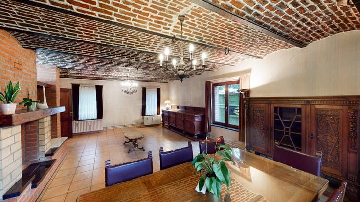 Double residence with private driveway on a 62a34 plot.