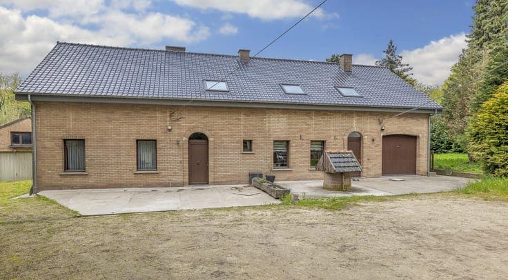 Double residence with private driveway on a 62a34 plot.