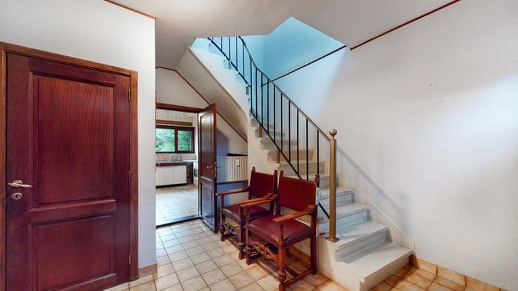 Double residence with private driveway on a 62a34 plot.