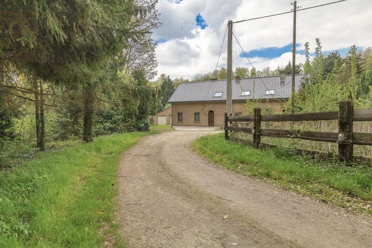 Double residence with private driveway on a 62a34 plot.