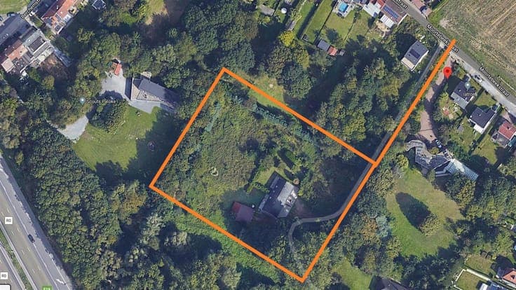 Double residence with private driveway on a 62a34 plot.