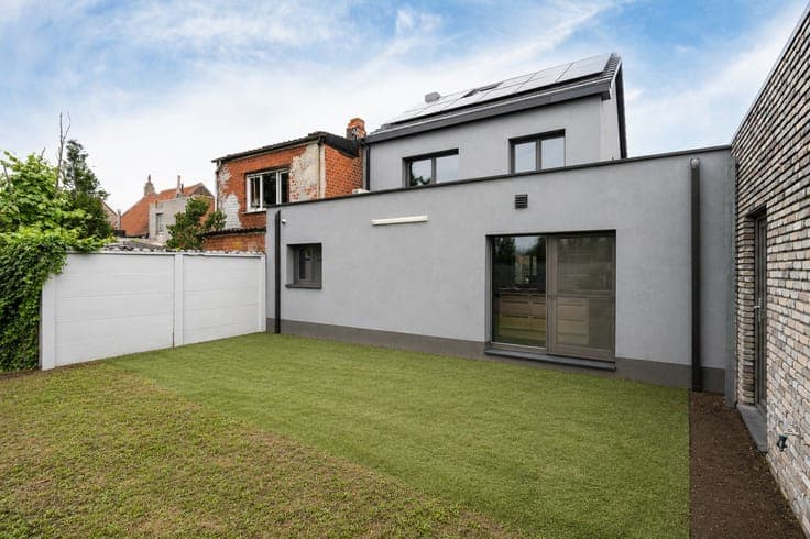 Knap gerenoveerde woning met drie slaapkamers, garage en ...