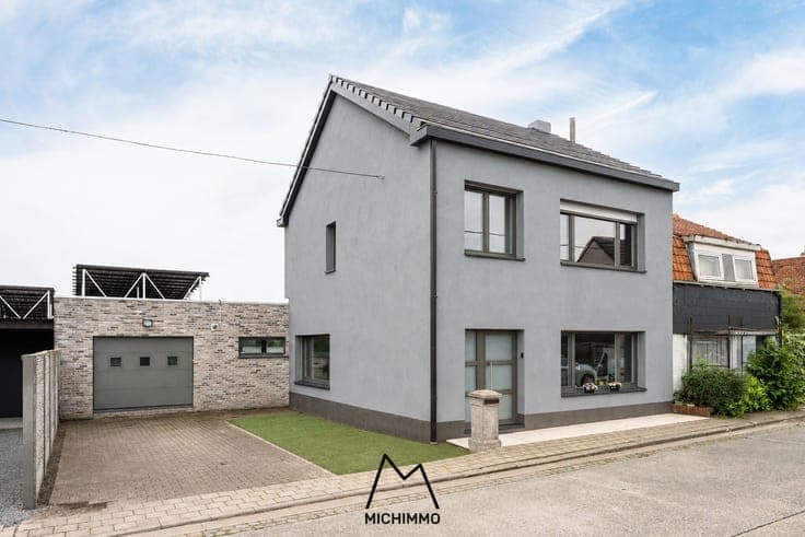 Knap gerenoveerde woning met drie slaapkamers, garage en ...