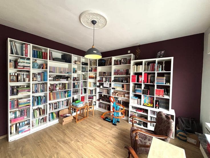 OPEN-CONCEPT HOME WITH 3 BEDROOMS, A GARAGE, AND A GARDEN