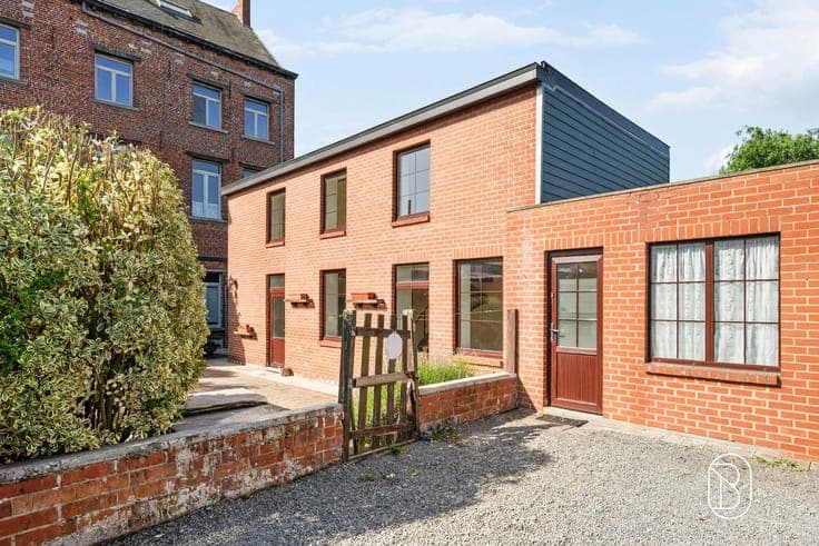 Ideally located house in the center of Lessines