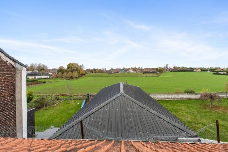 Very Spacious house with rear exit