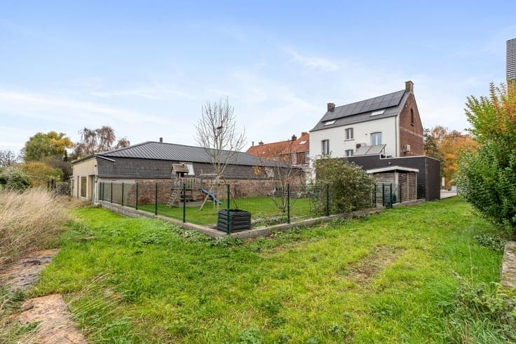 Very Spacious house with rear exit