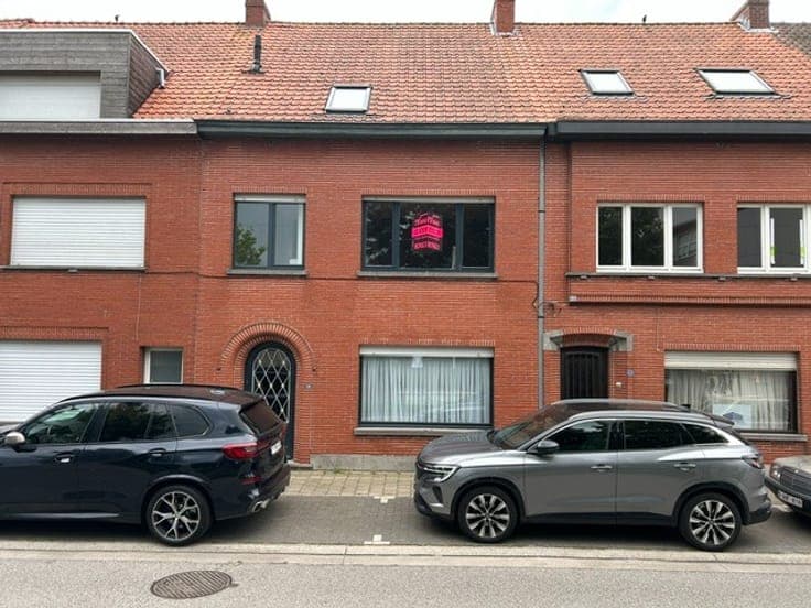 Ruime gezinswoning 3 slk mogelijkheid 5 slk met vast trap .