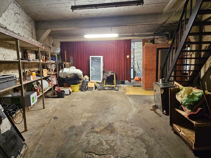 Ruime hoekwoning met grote garage/werkplaats !