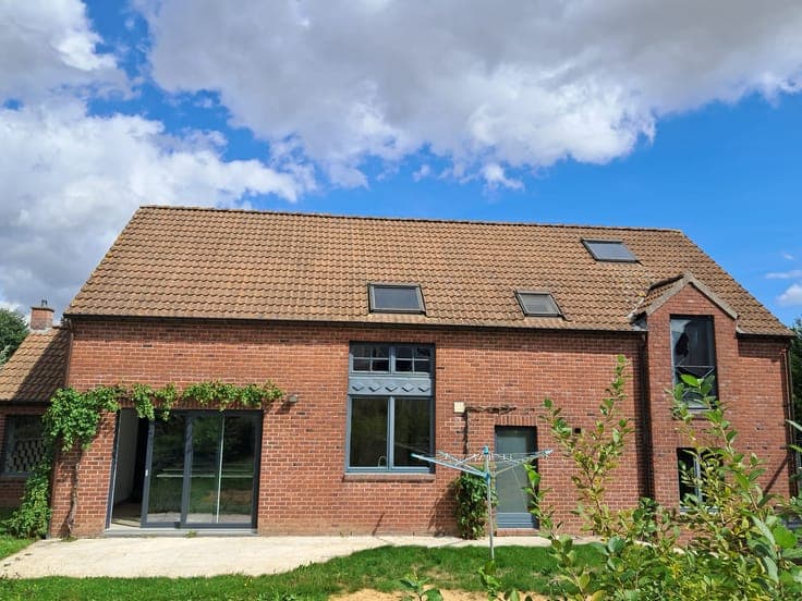 Spacious villa with 4 bedrooms, 2 garages and