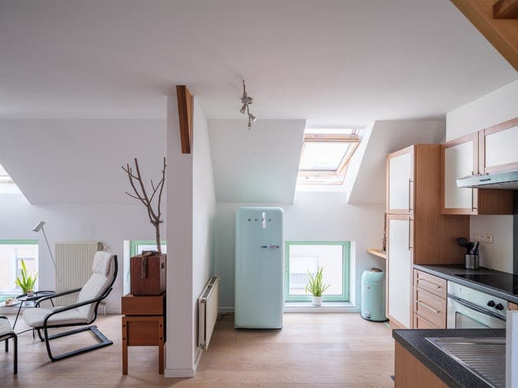 Opbrengsteigendom met magazijn en twee appartementen nabi...