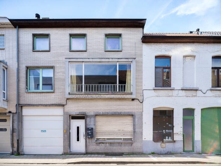 Opbrengsteigendom met magazijn en twee appartementen nabi...