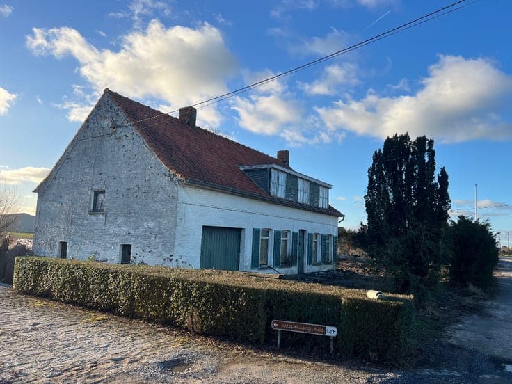 House with a rural character, for renovation or rebuilding.