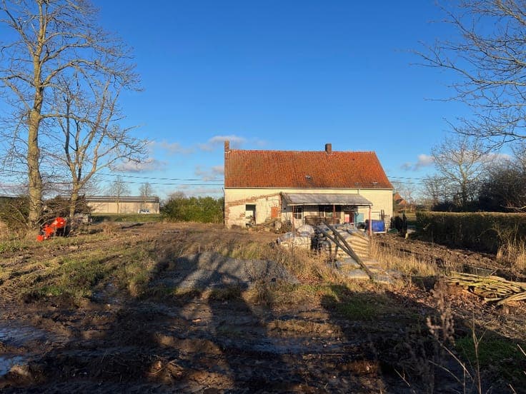 House with a rural character, for renovation or rebuilding.