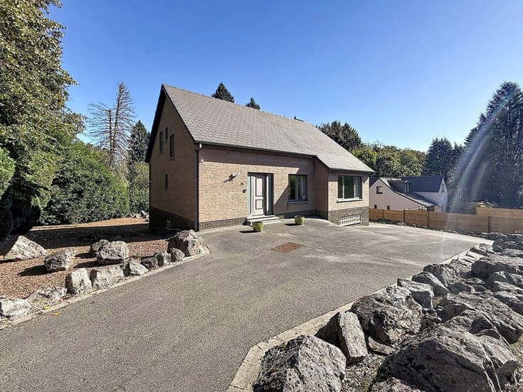 VILLA/OFFICES in Hoeilaart, easy access to major roads