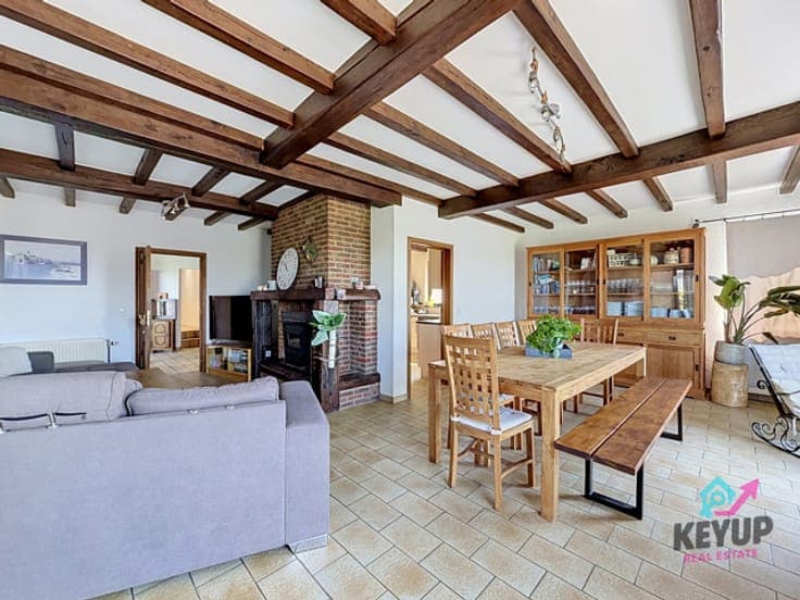 Spacious 5-bedroom villa with open views