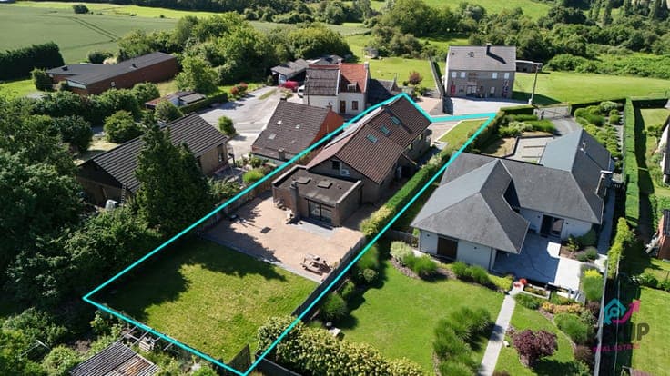 Spacious 5-bedroom villa with open views