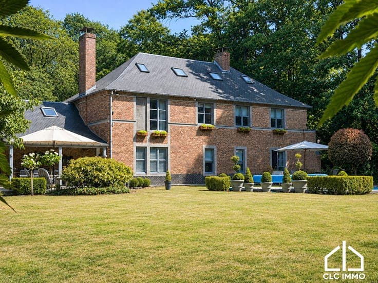 Private villa with pool and woodland