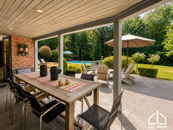 Private villa with pool and woodland