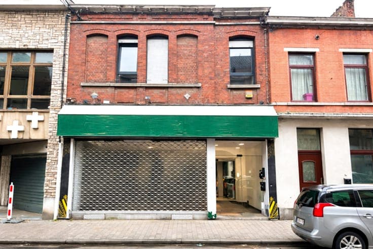 Mixed-use building with renovated duplex and garden