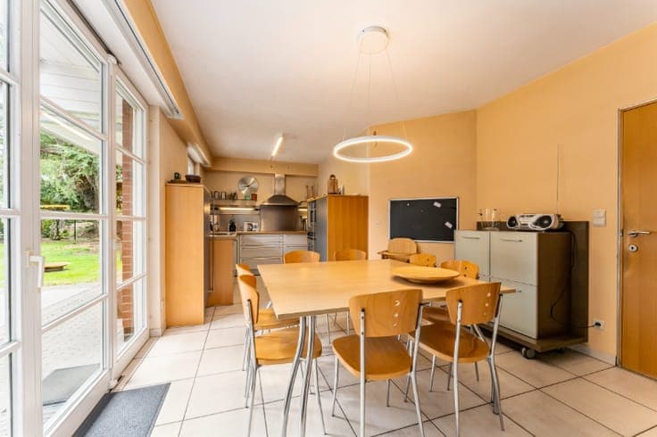 Ruime villa in de Roeselaarse stadsrand