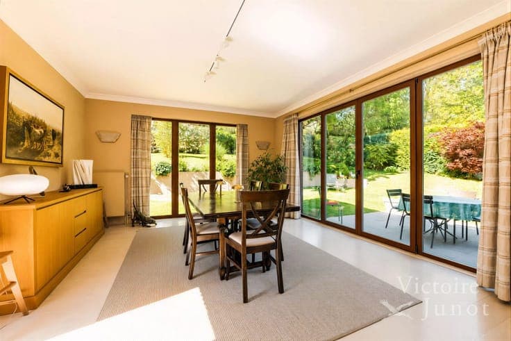 Villa in excellent condition located in a residential neighb