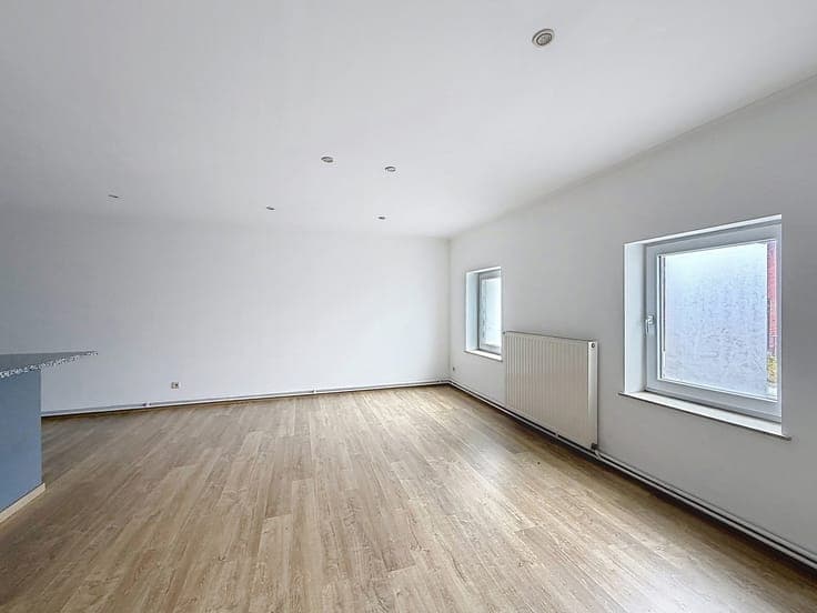 Building comprising a 170m² + ground-floor commercial unit