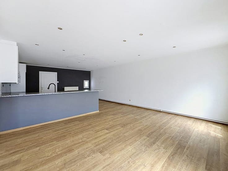 Building comprising a 170m² + ground-floor commercial unit