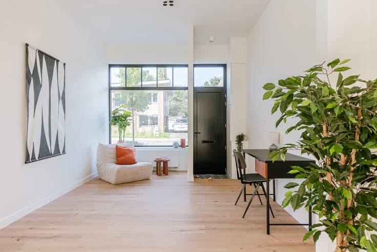Spacious 4-bedroom family home with a sunny patio and a beau
