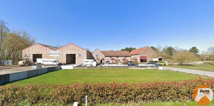 TOLLEMBEEK - Prachtige woning met 3 loodsen op +-2,9ha.