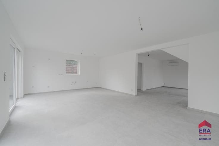 Stunning 4-bedroom villa with master suite