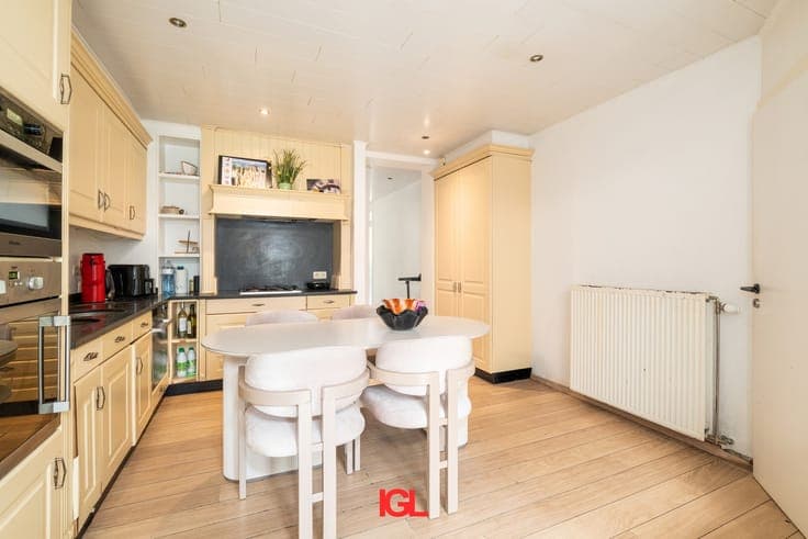 Investment property with 4 apartments and 2 garages