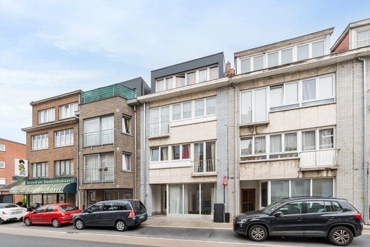 Investment property with 4 apartments and 2 garages