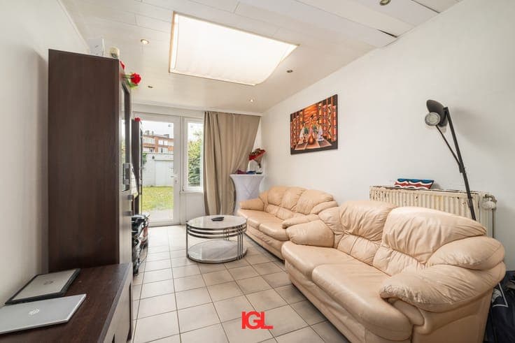 Investment property with 4 apartments and 2 garages