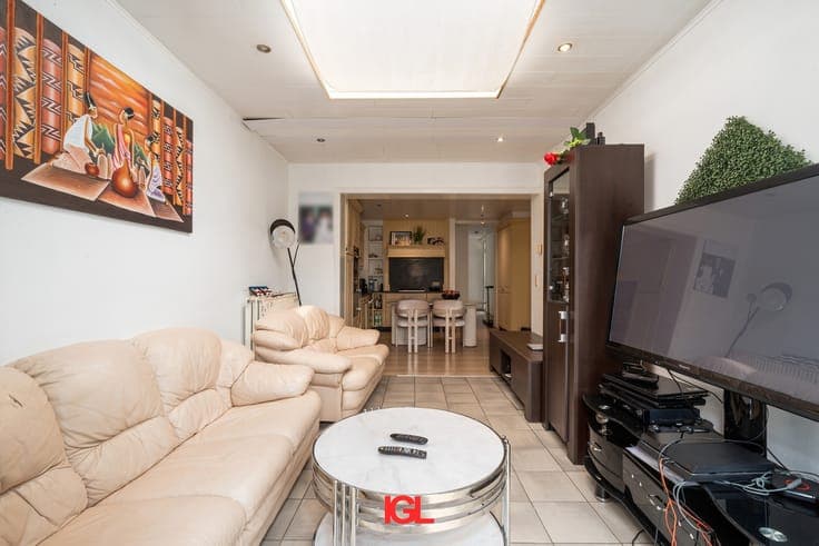 Investment property with 4 apartments and 2 garages