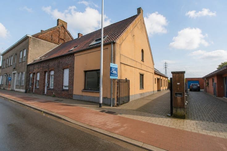 Instapklare gezinswoning met garage, oprit en landelijke ...