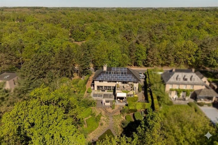 Exclusive family villa with pool and view of nature reserve