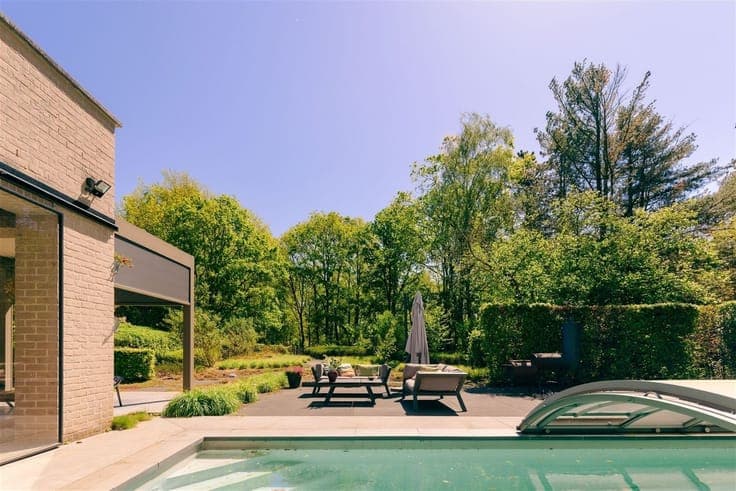 Exclusive family villa with pool and view of nature reserve