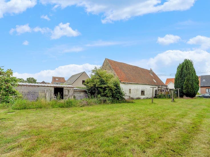 For sale: (renovation) project, 12 ares in a quiet street