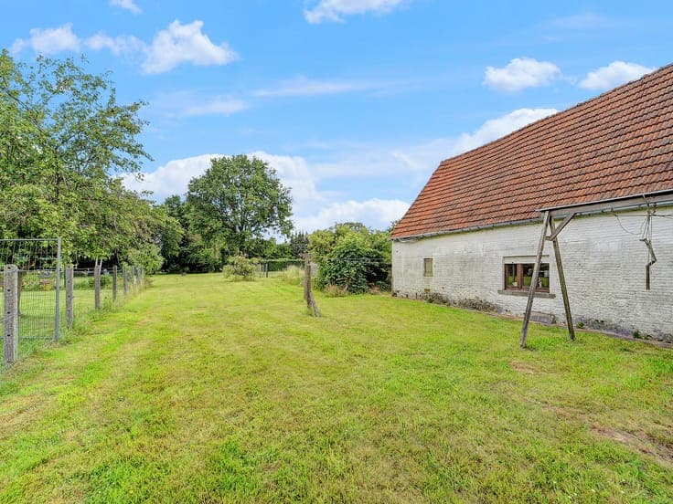 For sale: (renovation) project, 12 ares in a quiet street
