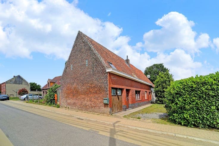 For sale: (renovation) project, 12 ares in a quiet street