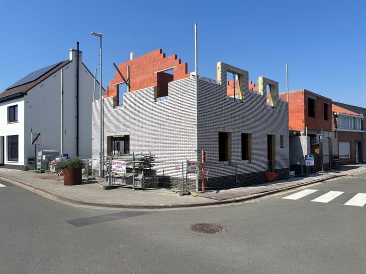 Halfopen nieuwbouwwoning met 3 slpk, garage en tuin