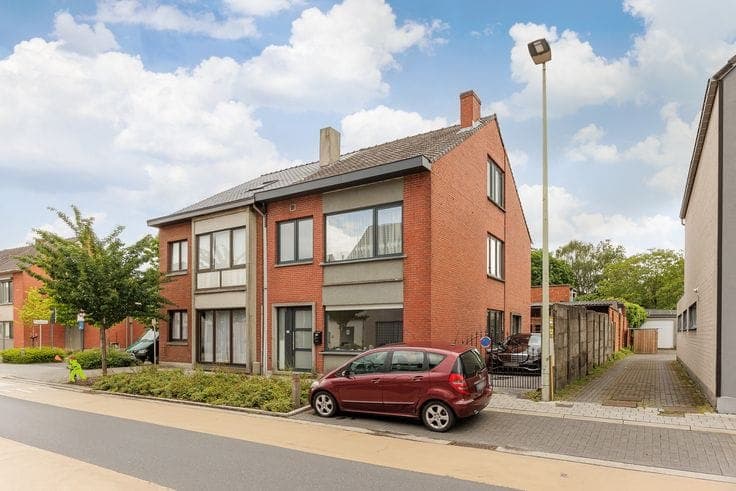 Spacious detached house with a multi-purpose outbuilding an…